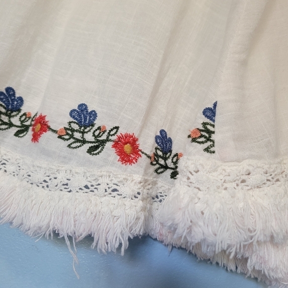 Max Studio Floral Embroidered Fringe Hem Top Size M White - Picture 3 of 10